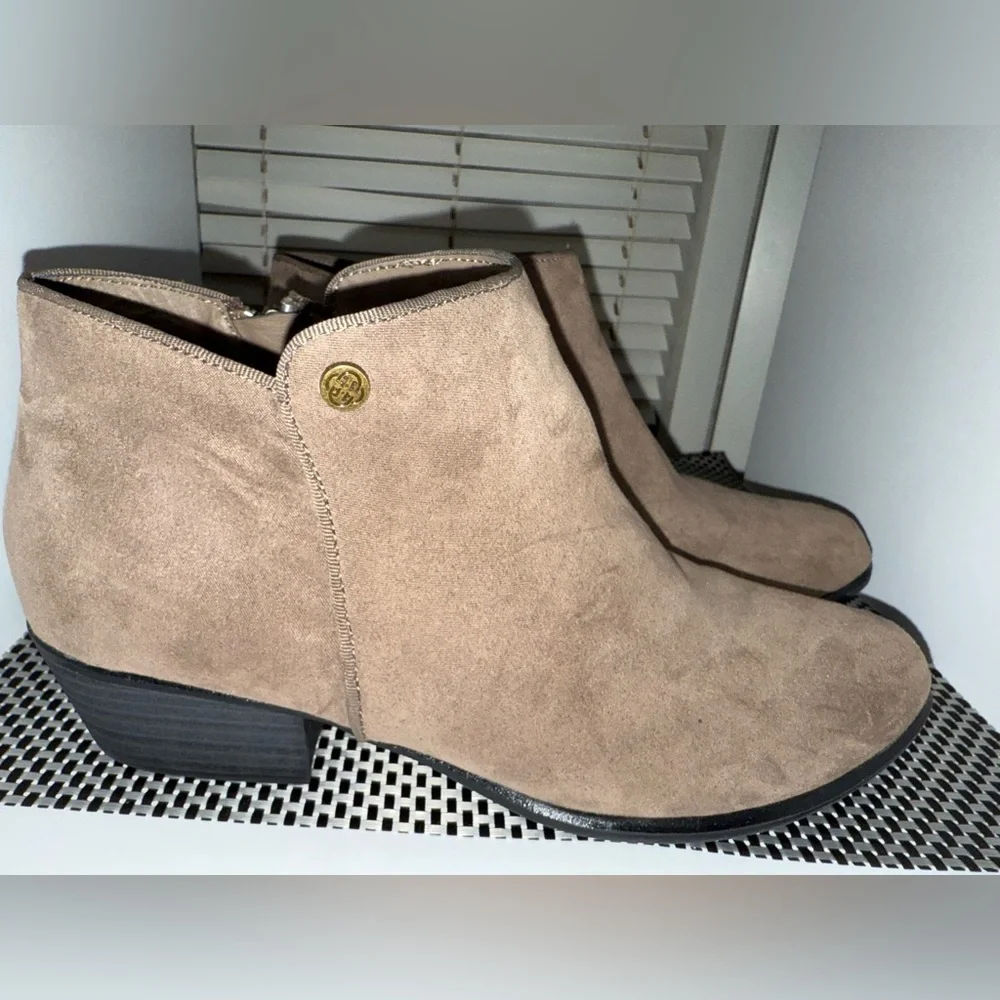 Women's Ankle Boots Daisy Fuentes Ankle Booties – Size 9W